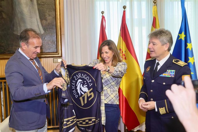 La alcaldesa de Zaragoza, Natalia Chueca; el consejero municipal de Presidencia y Seguridad Ciudadana, Ángel Lorén y el superintendente de la Policía Local, Antonio Blas Soriano