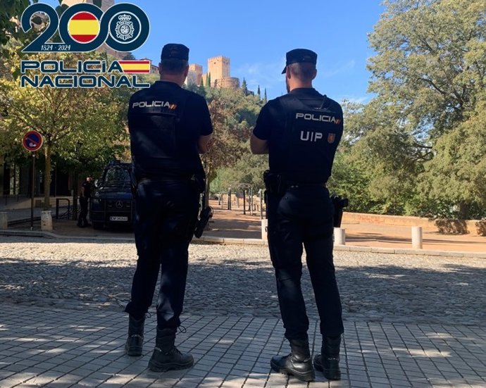 Agentes de Policía Nacional frente a la Alhambra