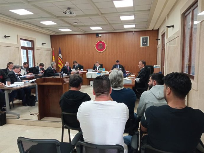Varios de los procesados, durante el juicio.