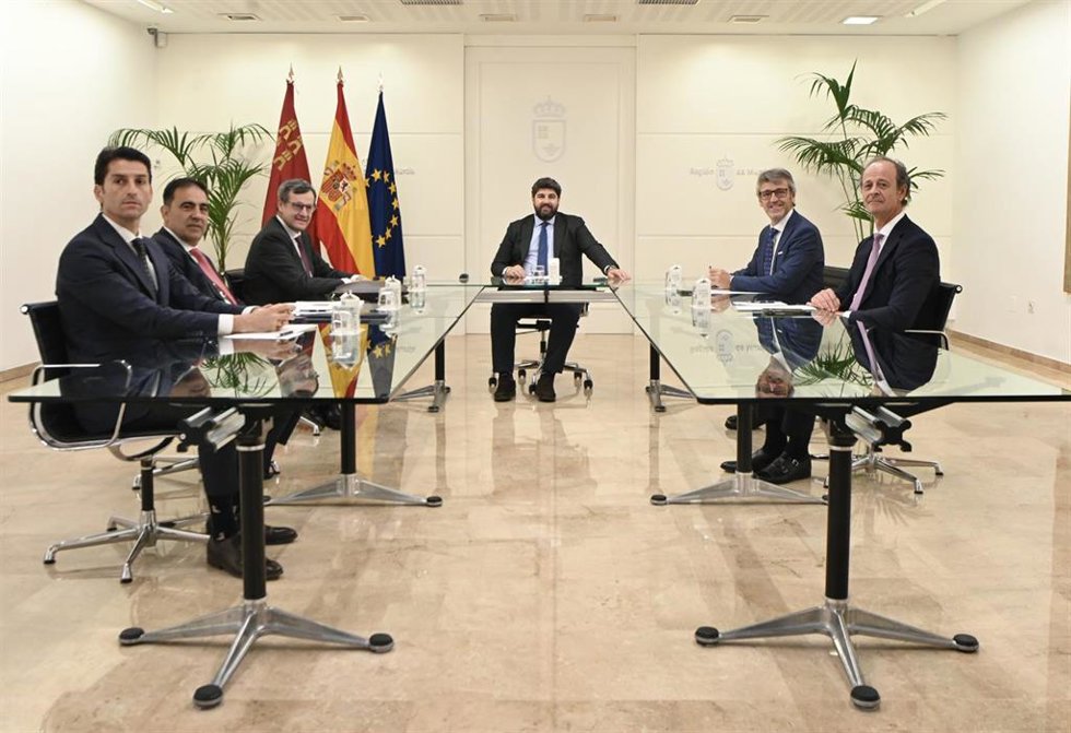 El presidente de la Región de Murcia, Fernando López Miras, reunido con el fundador y CEO de la consultora tecnológica Stratesys, Ramón Montané