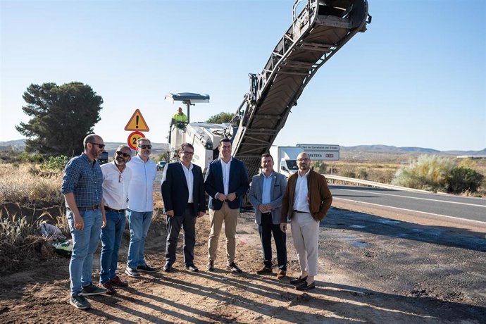 El diputado provincial de Fomento, Antonio Jesús Rodríguez, y el alcalde de Níjar, José Francisco Garrido, durante la visita a las obras de mejora y asfaltado de la vía de servicio paralela a la N-341.