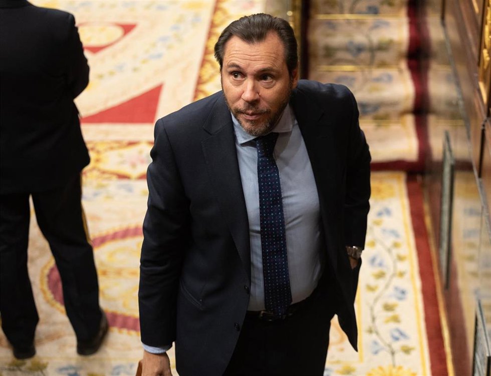 Archivo - El ministro de Transportes y Movilidad Sostenible, Óscar Puente, durante una sesión de control al Gobierno, en el Congreso de los Diputados, a 28 de febrero de 2024, en Madrid (España). 