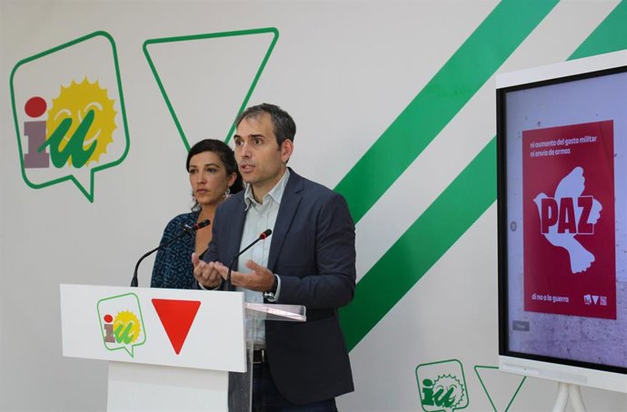 El coordinador general de IU Andalucía y diputado en el Congreso, Toni Valero, en rueda de prensa en Málaga