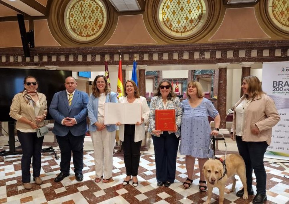 Presentación de la adaptación del Estatuto de Autonomía de la Región de Murcia en formato braille, realizado con la colaboración del Consejo Territorial de la ONCE Región de Murcia