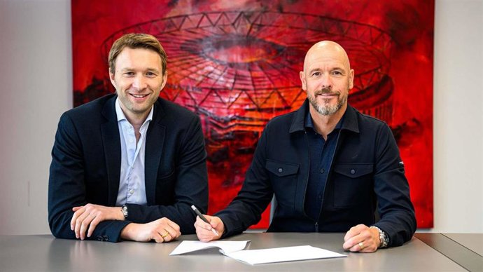El técnico neerlandés Erik ten Hag firmando su contrato como nuevo entrenador del Bayer Leverkusen