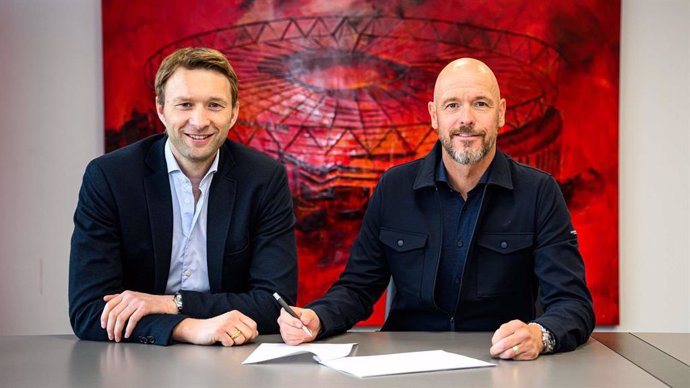 El técnico neerlandés Erik ten Hag firmando su contrato como nuevo entrenador del Bayer Leverkusen