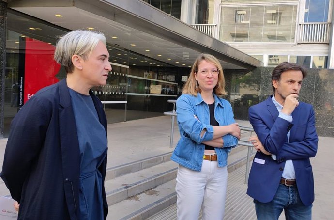 La exalxaldesa de Barcelona Ada Colau, el eurodiputado de los Comuns, Jaume Asens, y la líder de BComú en el Ayuntamiento, Janet Sanz