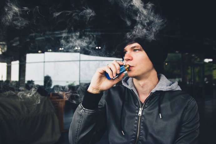 Archivo - Imagen de recurso de un jóven vapeando.