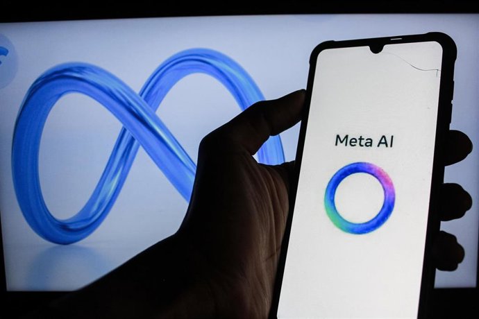 Archivo - Logotipo del asistente de META AI en la pantalal de un smartphone con el logo de Meta al fondo 
