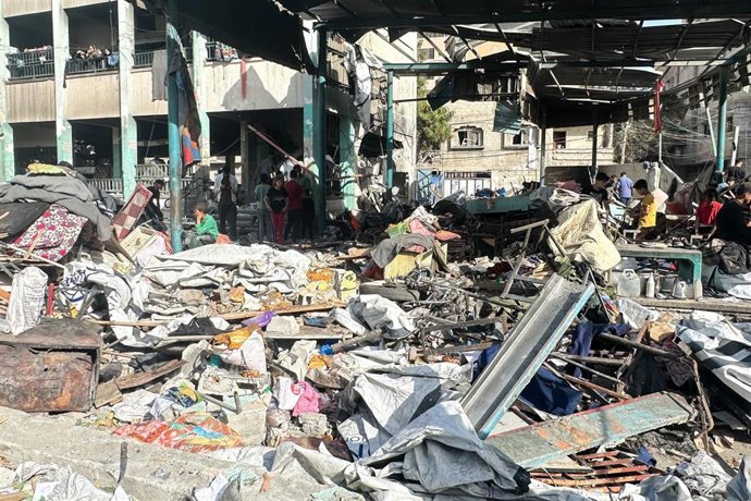 Palestinos inspeccionan los daños causados por un bombardeo del Ejército de Israel contra la escuela Fahmi al Yaryaui, situada en el norte de la Franja de Gaza y que acogía a desplazados, un ataque que ha dejado más de 30 muertos