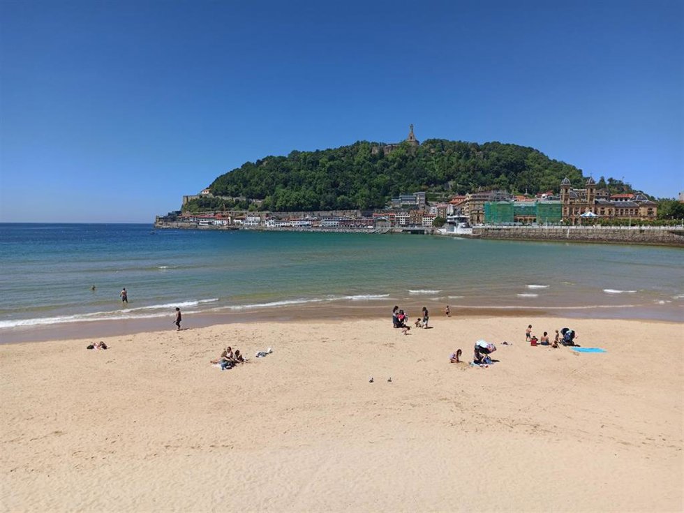 Archivo - Playa de La Concha en San Sebastián.