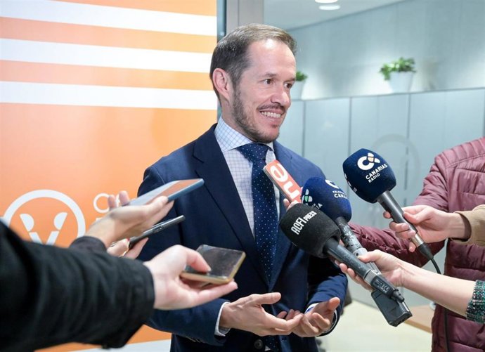 Archivo - El consejero de Transición Ecológica y Energía del Gobierno de Canarias, Mariano Hernández Zapata, atiende a los medios de comunicación durante la presentación de la red de Oficinas de Energía
