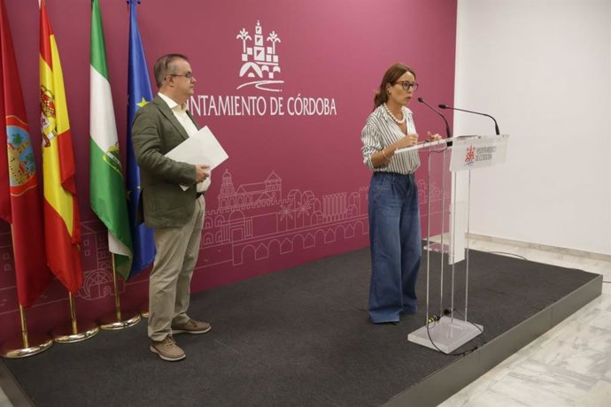 Marian Aguilar interviene, observada por Manuel Rivera.