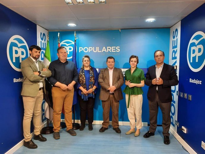 El secretario general del PP en la provincia de Badajoz y diputados populares en la Diputación de Badajoz