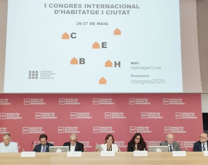 La consellera de Vivienda y portavoz de la Generalitat, Sílvia Paneque; y el teniente de alcalde, Jordi Valls, han presidido la presentación del 1 Congreso Internacional de Vivienda y Ciudad de Barcelona.