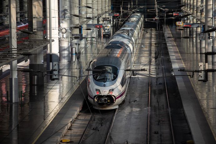 Archivo - Un AVE estacionado en la estación de Atocha-Almudena Grandes