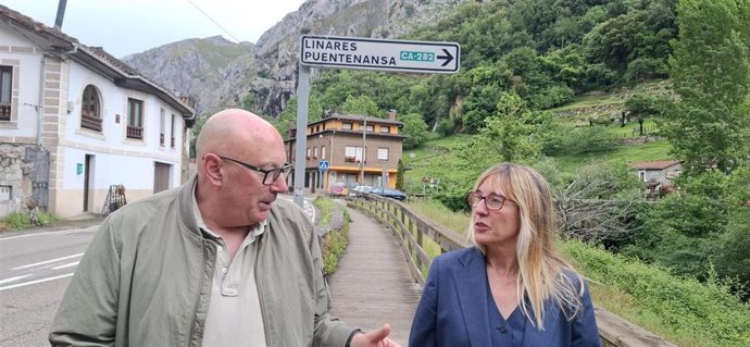 El alcalde de Peñarrubia, Secundino Caso, y la delegada del Gobierno en Cantabria, Eugenia Gómez de Diego