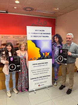 El concejal de Sanidad, Carlos Niño, junto a la representantes de Adefab, presentan la campaña por el Día Mundial de los Trastornos de Conducta Alimentaria.