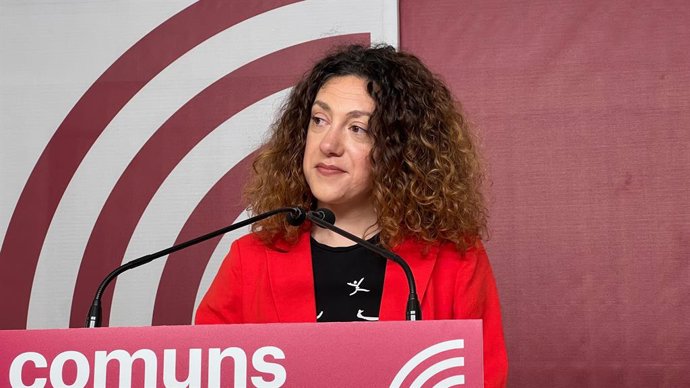 A porta-voz do Comuns e membro do Congresso, Aina Vidal, em uma coletiva de imprensa na sede do partido.