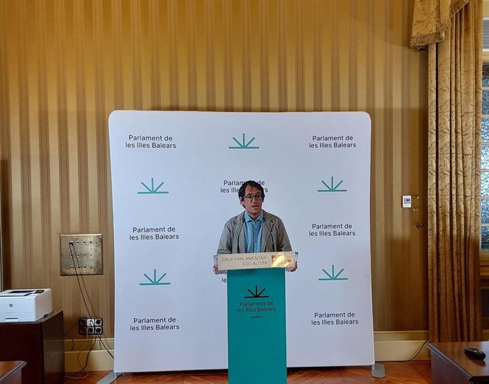 El portavoz del PSIB en el Parlament, Iago Negueruela, comparece en rueda de prensa.