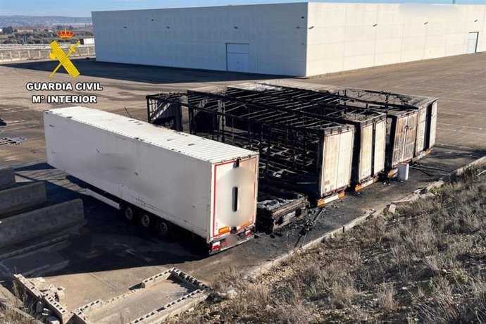 Estado de varios de los remolques incendiados en una empresa de Pedrola (Zaragoza).