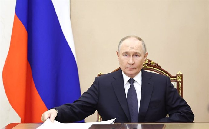 HANDOUT - 15 May 2025, Russia, Moscow: Russia's President Vladimir Putin holds a meeting on the upcoming direct peace talks with Ukraine, set to be held in Istanbul. Photo: -/Kremlin/dpa - ATTENTION: editorial use only and only if the credit mentioned abo