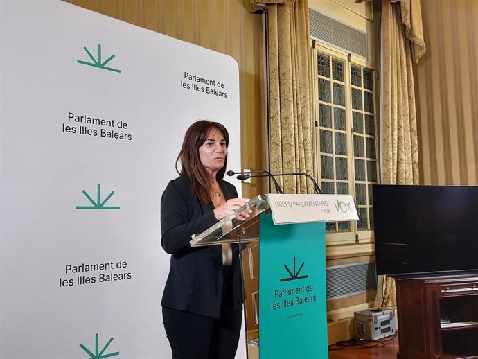 La portavoz parlamentaria de Vox, Manuela Cañadas, en rueda de prensa