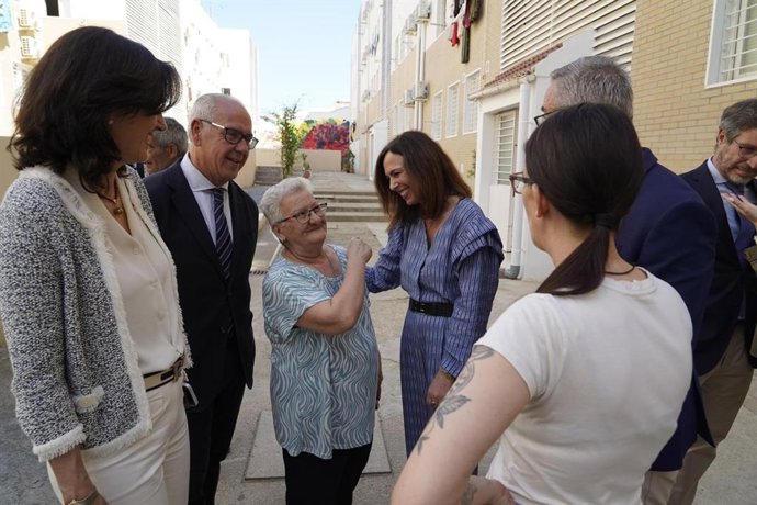 Rocío Díaz (3d) en su visita a un bloque de viviendas en Bailén.