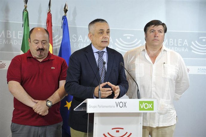 El presidente del Grupo Parlamentario de Vox, Ángel Pelayo Gordillo, en una rueda de prensa en el parlamento regional.