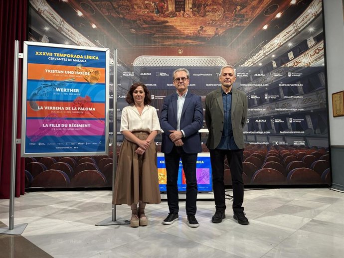 En la presentación de la 37 Temporada Lírica del Teatro Cervantes han intervenido Gema Domínguez (Fundación Unicaja), Juan Antonio Vigar (Teatro Cervantes) y Javier Hernández (coordinador artístico de la Temporada Lírica).