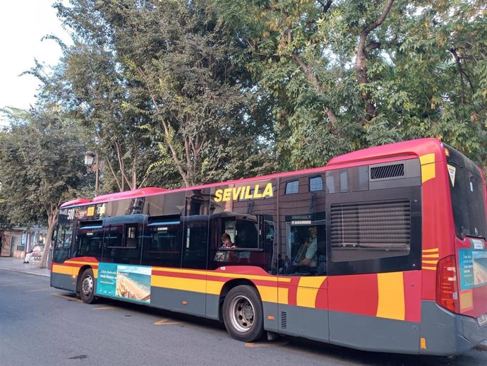 Archivo - Un autobús de Tussam en la Plaza del Duque (imagen de archivo)