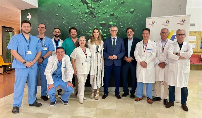 El consejero de Salud y el coordinador regional de trasplantes durante su encuentro con el equipo de Donación y trasplantes del hospital Rafael Méndez de Lorca