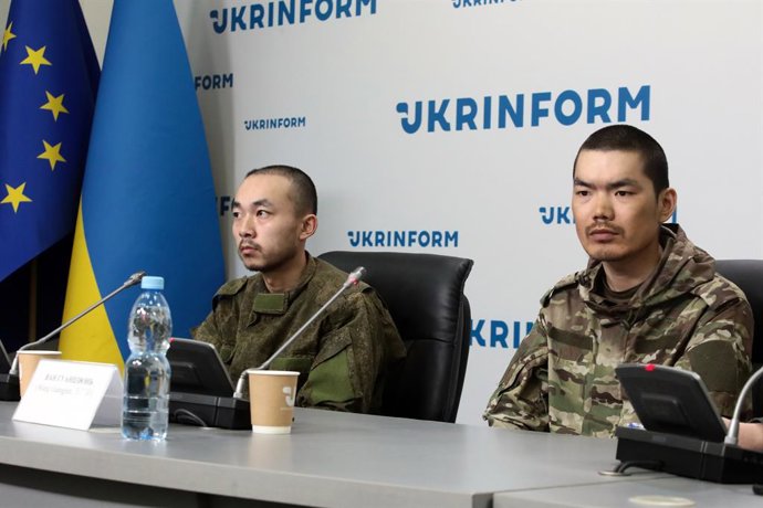 Archivo - Arquivo - 14 de abril de 2025, Kiev, Ucrânia: Os chineses Zhang Renbo (esq.) e Wang Guangjun, que foram capturados pelas Forças de Defesa da Ucrânia enquanto lutavam pelas tropas russas na região de Donetsk, no leste da Ucrânia, no início de abr