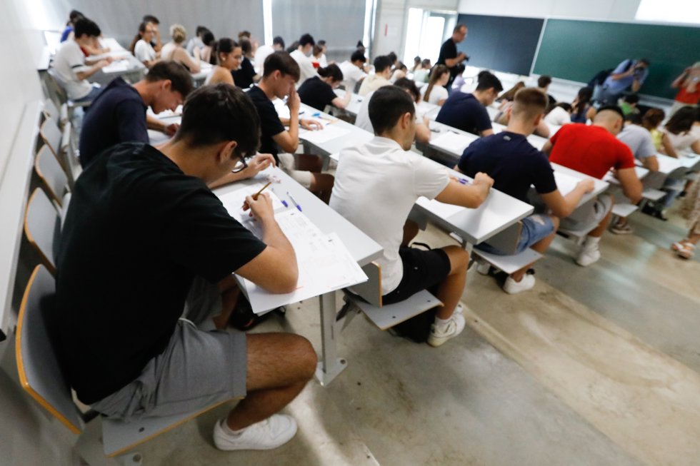 Estudiantes se examinan durante el primer día de las pruebas de la Evaluación del Bachillerato para el Acceso a la Universidad (EBAU), en la Universidad de Espinardo, a 5 de junio de 2024, en Murcia, Región de Murcia (España). Un total de 7.