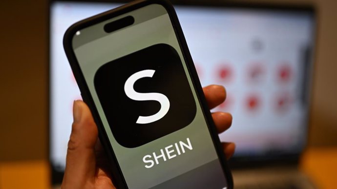 Archivo - FILED - 29 April 2024, Berlin: The Shein logo can be seen on a smartphone.  Shein was issued a warning at the end of April for several violations. The provider was "leading consumers up the garden path and disregarding consumer protection rules,