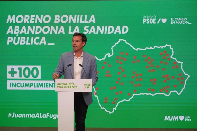 El portavoz del PSOE-A, Francisco Cuenca, en rueda de prensa.
