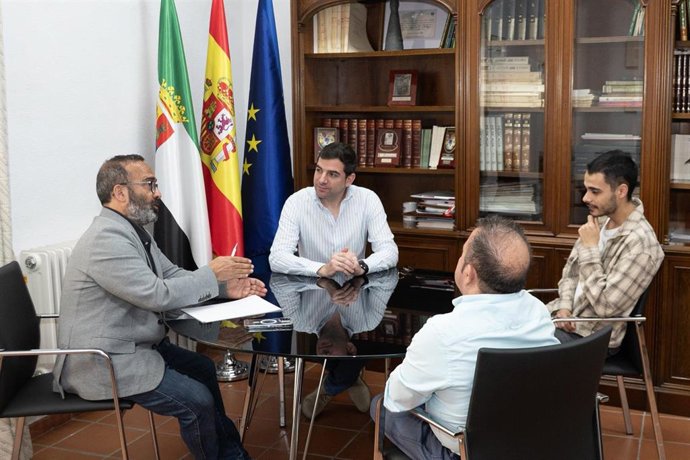 Reunión del presidente de la Diputación de Cáceres, Miguel Ángel Morales, con el alcalde de Cuacos de Yuste