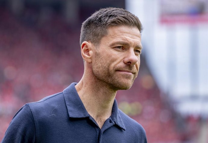 17 de maio de 2025, Renânia-Palatinado, Mainz: Xabi Alonso, técnico do Leverkusen, em foto antes do início da partida de futebol da Bundesliga alemã entre FSV Mainz 05 e Bayer Leverkusen na Mewa Arena. Foto: Torsten Silz/dpa - WICHTIGER HINWEIS: Gemä den
