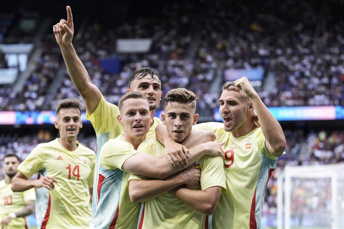 Archivo - Los jugadores de la selección española celebran uno de los goles de Fermín López en la final de Paris 2024.