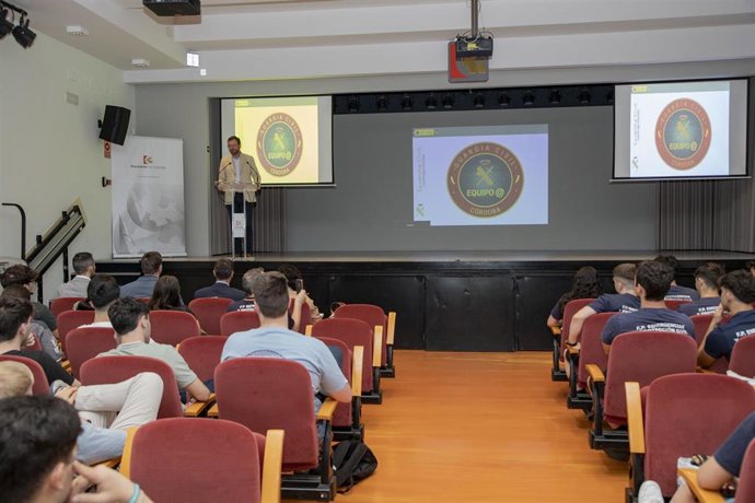 Martín (al fondo) interviene en la inauguración de una acción formativa sobre ciberdelincuencia.