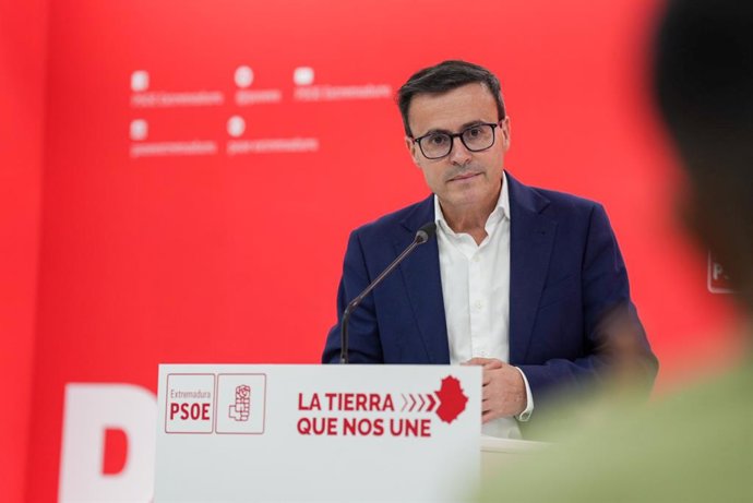 O secretário-geral do PSOE, Miguel Ángel Gallardo, em uma coletiva de imprensa.