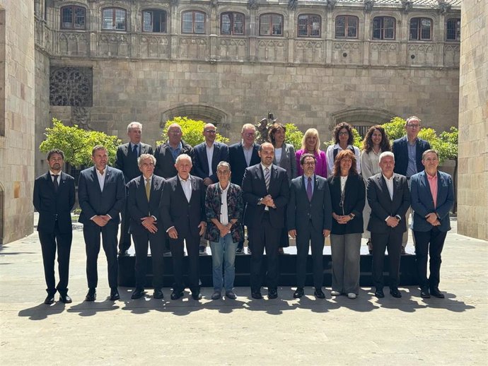 El conseller Albert Dalmau, en el centro; junto a la consellera Olga Pané; la primera teniente de alcalde Laia Bonet; el rector de la UB, Joan Guàrdia; y el director general del Clínic, Josep Maria Campistol, este lunes tras la reunión