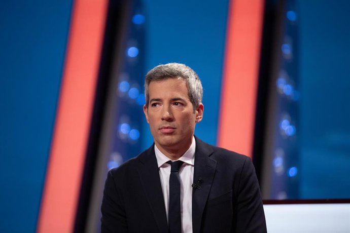 Archivo - El presentador Oriol Nolis, en la celebración de los 25 años del programa ‘Saber y Ganar’, en el centro de producción de RTVE de Cataluña, a 10 de febrero de 2022, en Sant Cugat del Vallès en Barcelona (Cataluña). ‘Saber y Ganar’, cumple 25 años