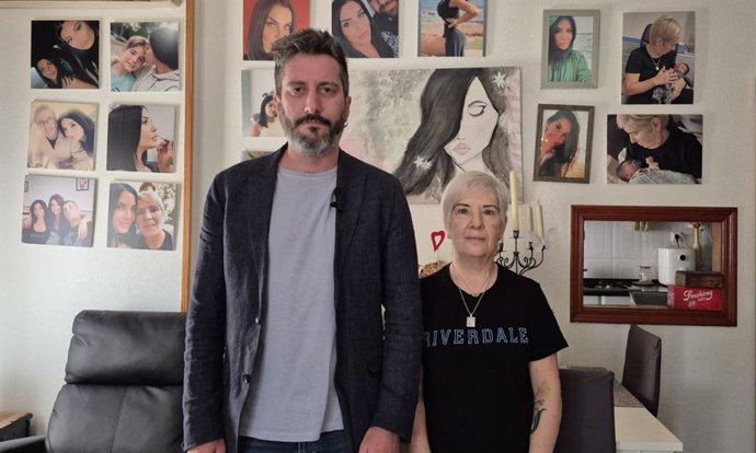 El diputado regional Víctor Egío, con Felisa Sánchez, la madre de Sara