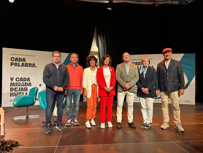 Presentación de la campaña antiacoso escolar  'Cada palabra, cada silencio, cada mirada dejan huella. No pises a nadie', del Ayuntamiento de Gijón.