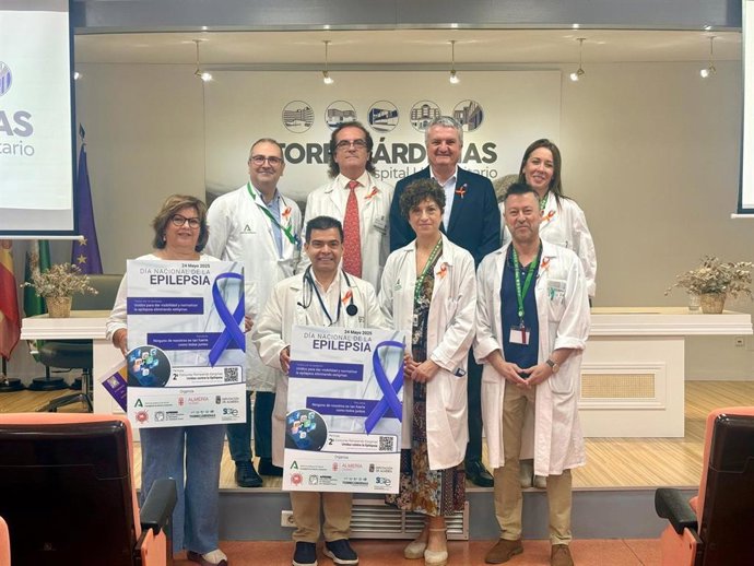 El delegado territorial de Salud, Juan de la Cruz Belmonte, junto a profesionales sanitarios durante el acto conmemorativo del Día Nacional de la Epilepsia en el Hospital Universitario Torrecárdenas de Almería.