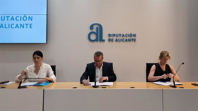 Rueda de prensa del presidente de la Diputación de Alicante, Toni Pérez (c), acompañado de la vicepresidenta primera de la institución provincial, Ana Serna (d), y de la vicepresidenta segunda, Marina Sáez (i)