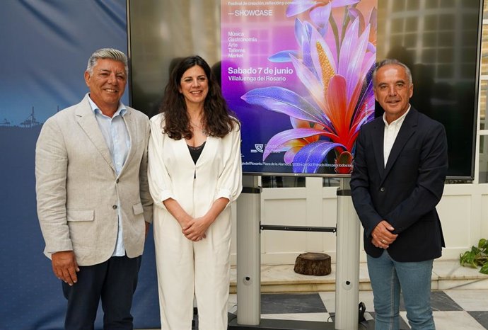 El responsable de Desarrollo Social de la Diputación de Cádiz, Ignacio Trujillo, el alcalde de Villaluenga, Alfonso Moscoso, y la promotora de Animafest, Esther Rei.