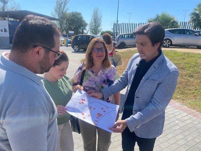 El portavoz del PSOE de Huelva y parlamentario andaluz, Enrique Gaviño, en la rueda de prensa de este lunes, arropado por otros socialistas onubenses.