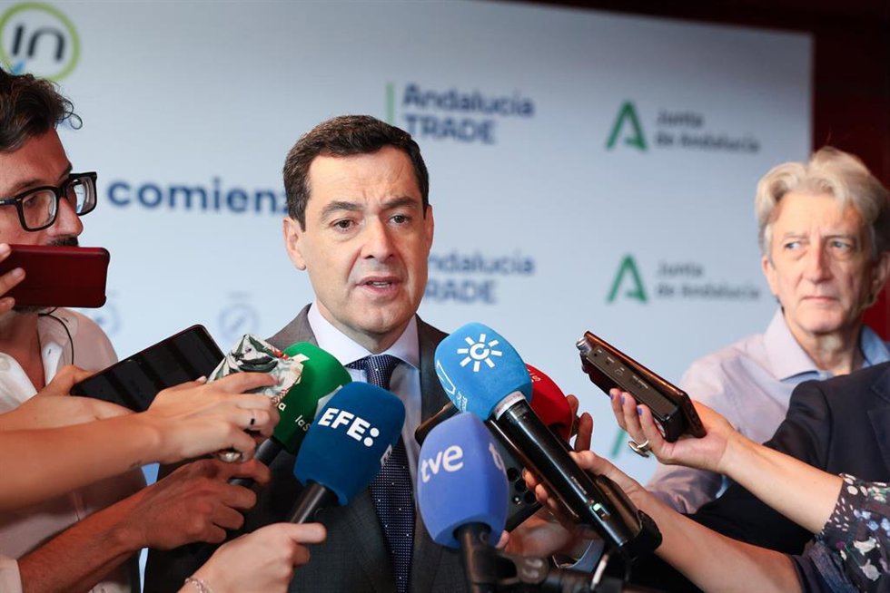 El presidente de la Junta de Andalucía, Juanma Moreno, durante la presentación de la nueva estrategia andaluza para la atracción de inversión extranjera bajo la marca Invest in Andalucía, en el Museo Reina Sofía, a 26 de mayo de 2025,  en Madrid (España
